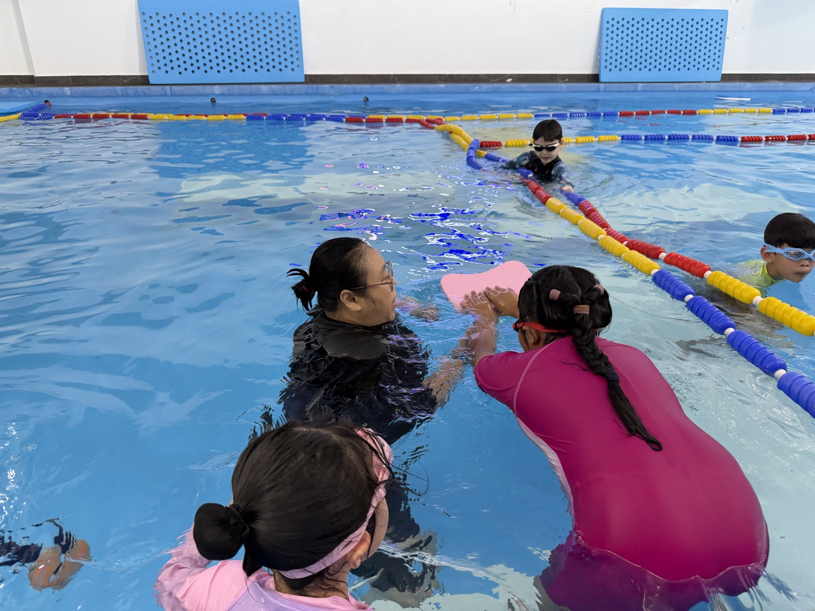 Small-group kids swimming class with kickboards, Skywhale Puchong Jaya